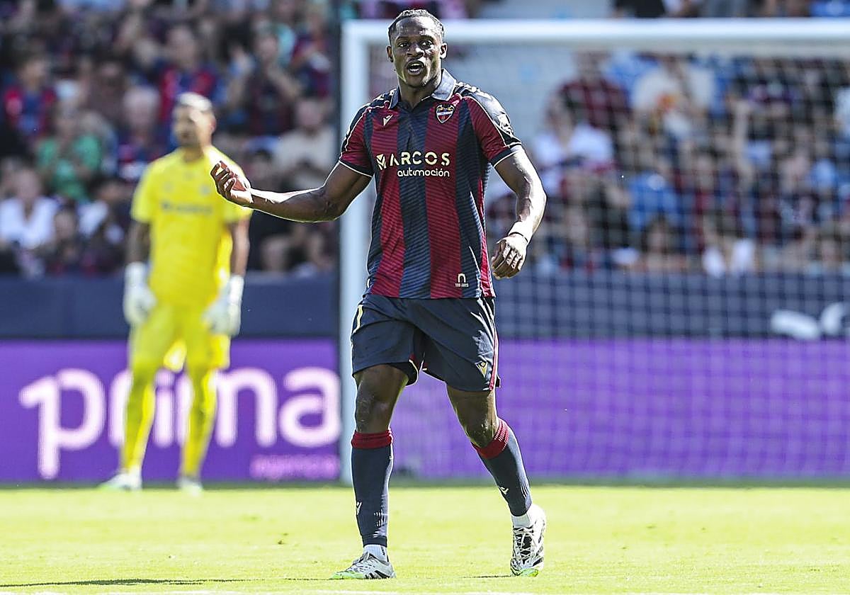 Etta Eyong, durante su primer partido con el Levante, ante el Betis.