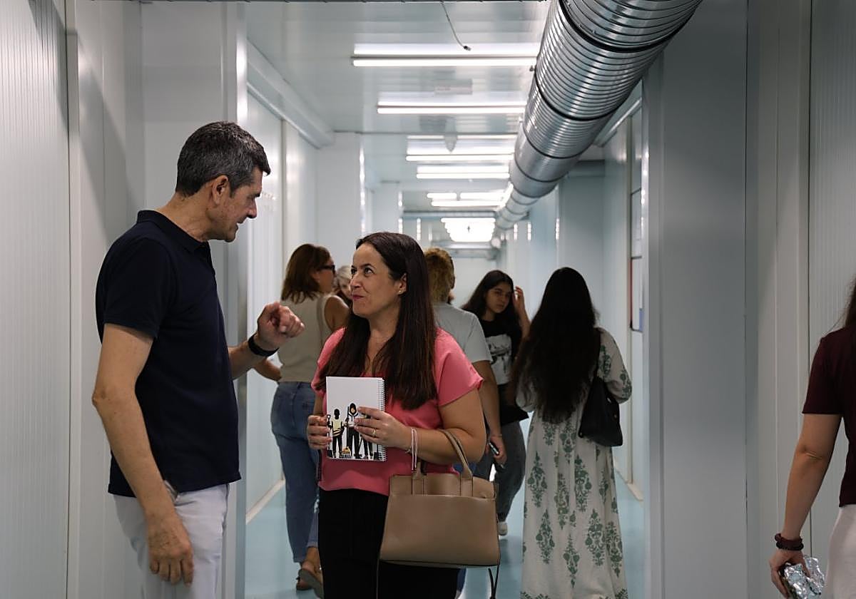 La alcaldesa Lorena Silvent y el director del IES Berenguer Dalmau.