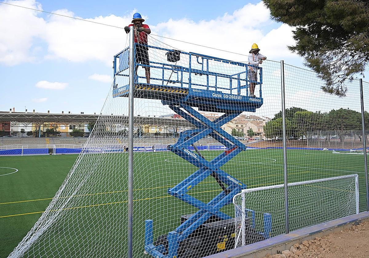 Obras en el campi de fútbol.