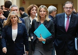 Los senadores valencianos Eva Ortiz y Gerardo Camps flanquean a su portavoz, Alicia García