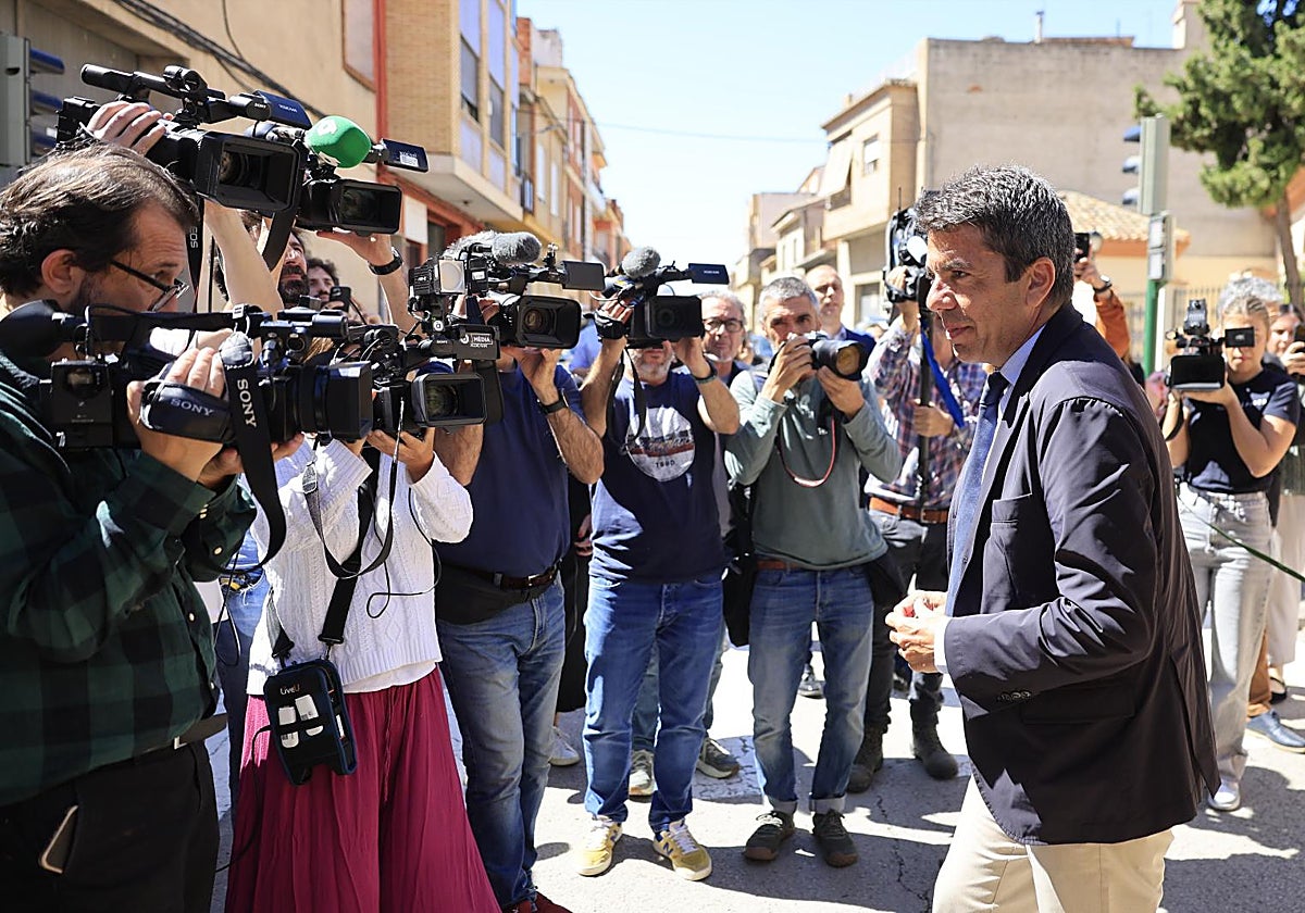 Mazón, ante cámaras de medios de comunicación.