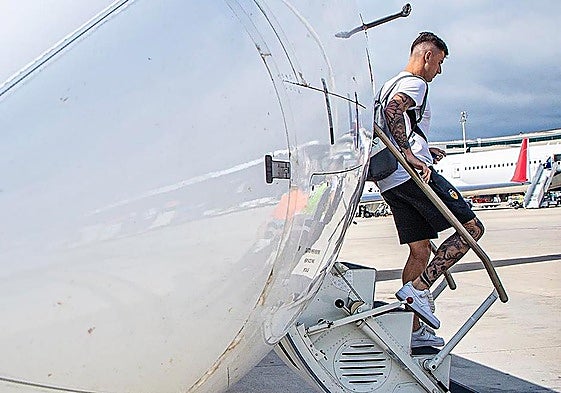 Dani Raba, bajando del avión en el desplazamiento del Valencia a Barcelona.