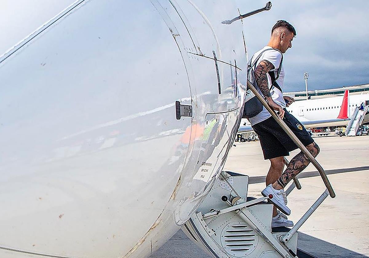Dani Raba, bajando del avión en el desplazamiento del Valencia a Barcelona.
