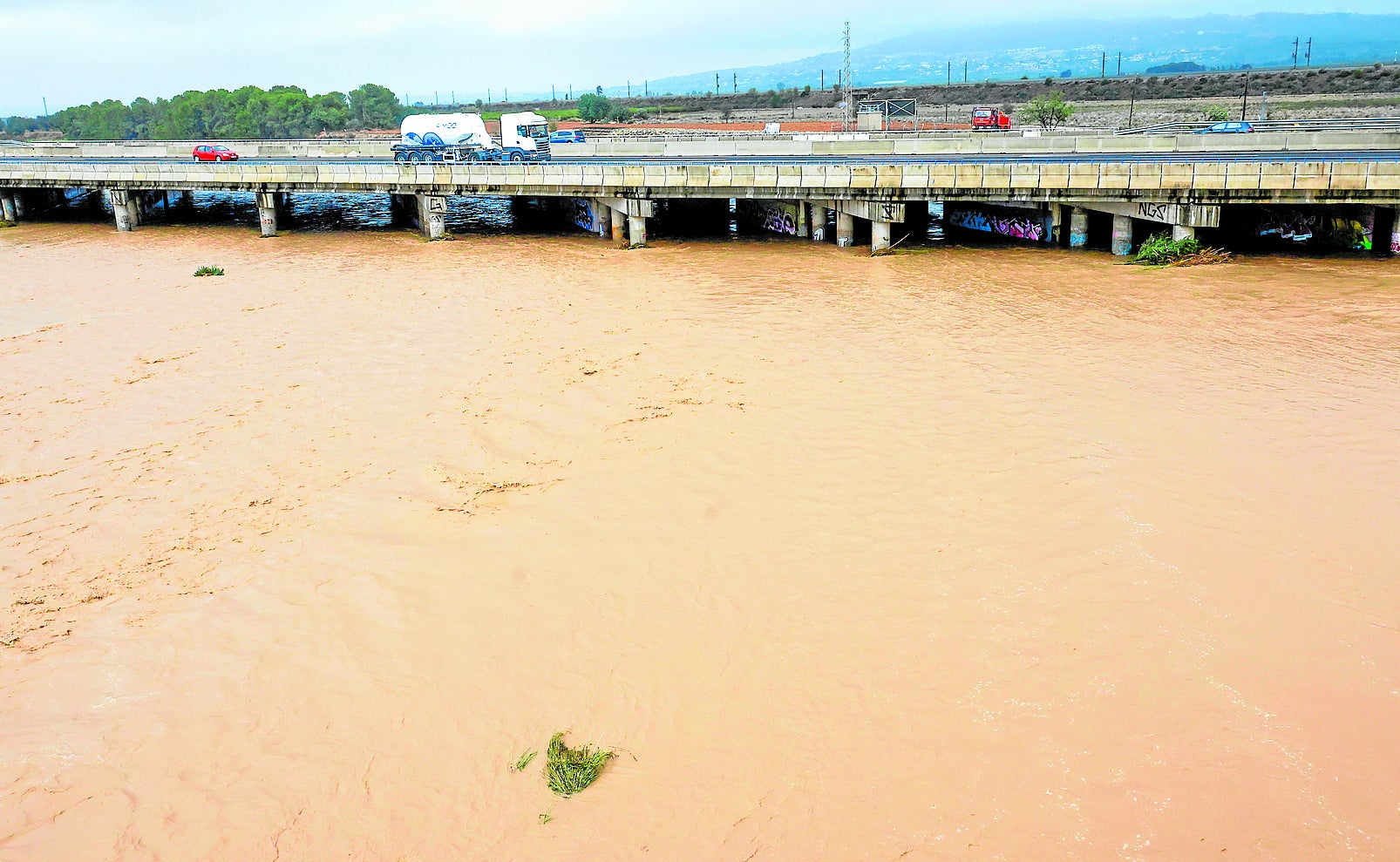 La rambla del Poyo, a su paso por la A-3 el día de la dana.