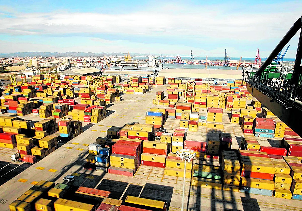 Contenedores en una de las terminales del puerto de Valencia.