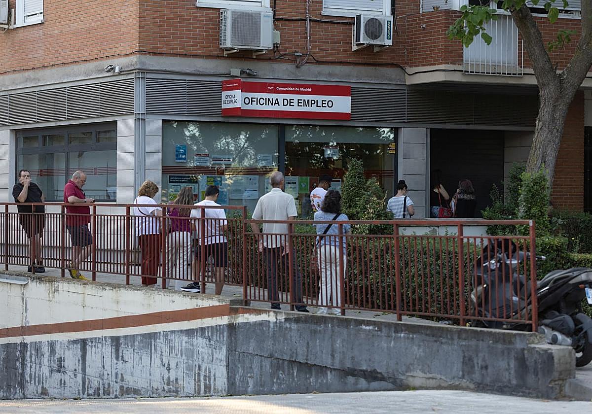 Varias personas hacen cola en una oficina del SEPE.