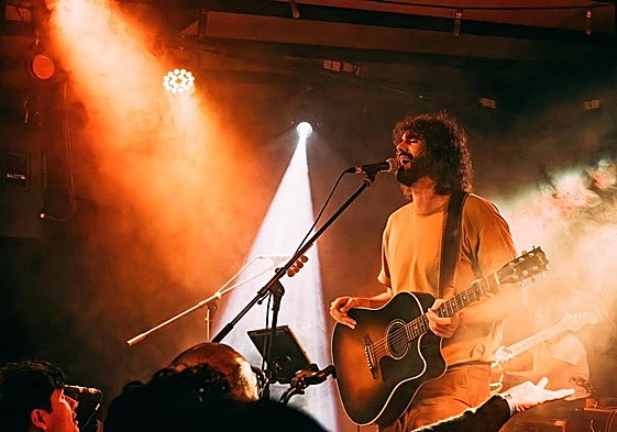El artista Mikel Izal en un concierto.