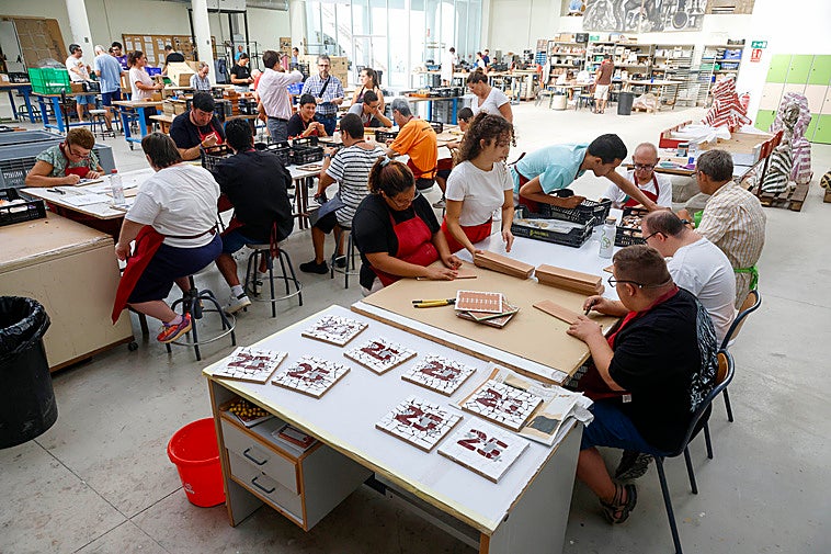 Ejemplares de trencadís que se están elaborando.