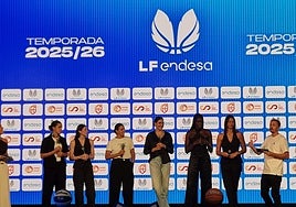 Awa Fam y Raquel Carrera, segunda y tercera desde la derecha, durante la presentación de la Liga Femenina Endesa.