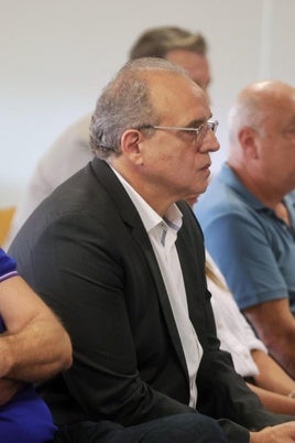 Sergio Blasco, con americana, rodeado del resto de acusados.