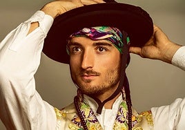 Álvaro Cuenca, ataviado con la indumentaria valenciana.