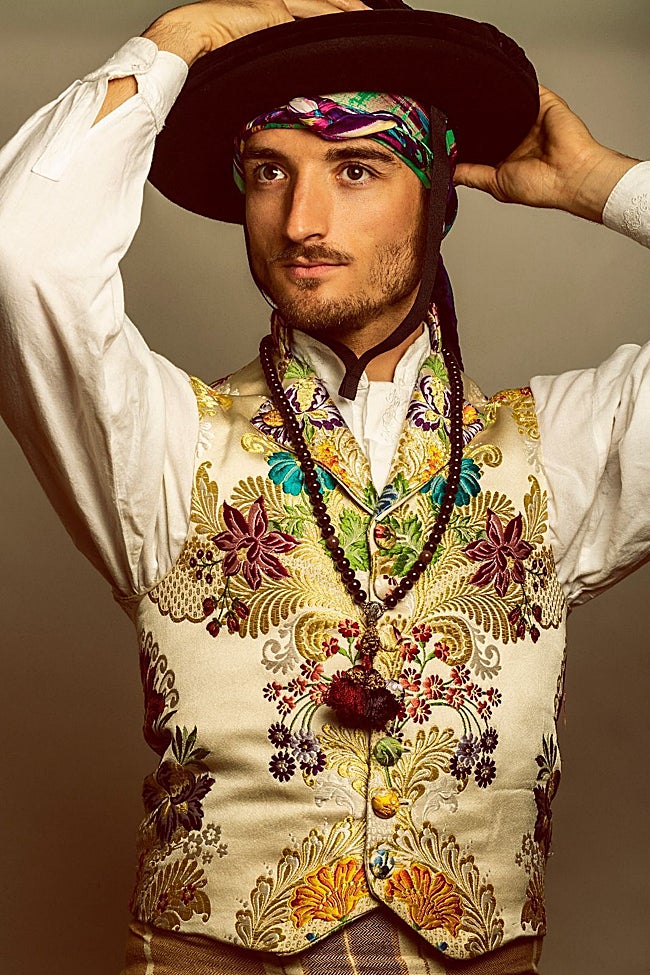 Álvaro Cuenca, con el traja de valenciano.