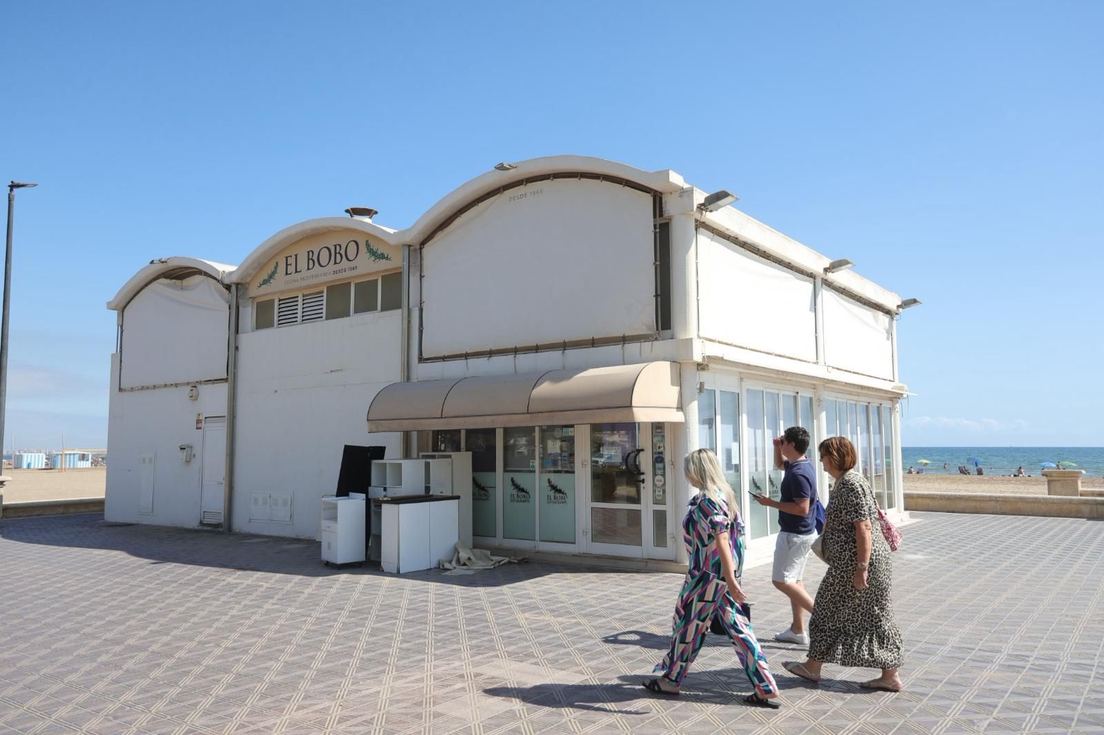 Los chiringuitos de la Malvarrosa se preparan para el derribo