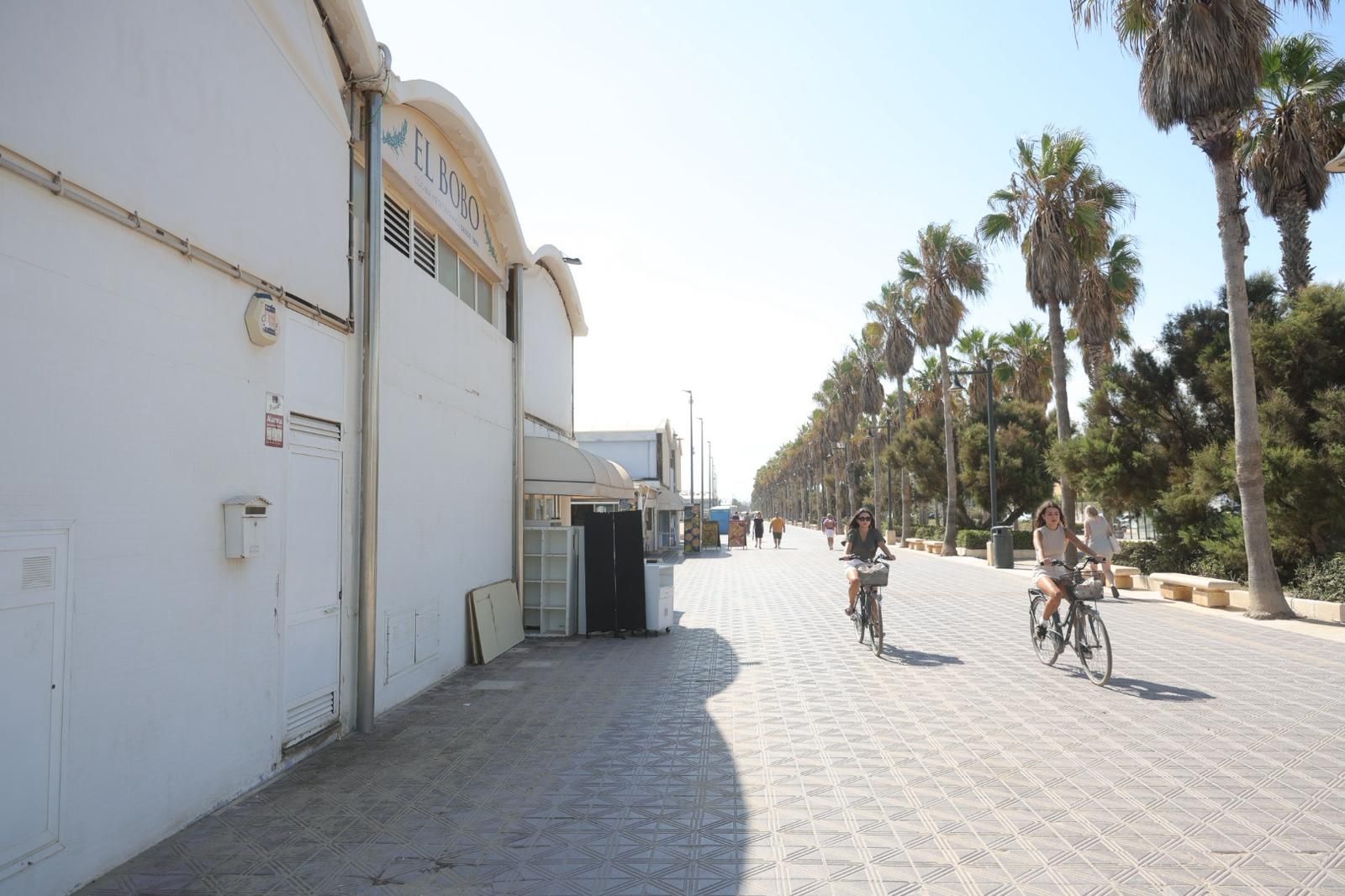 Los chiringuitos de la Malvarrosa se preparan para el derribo