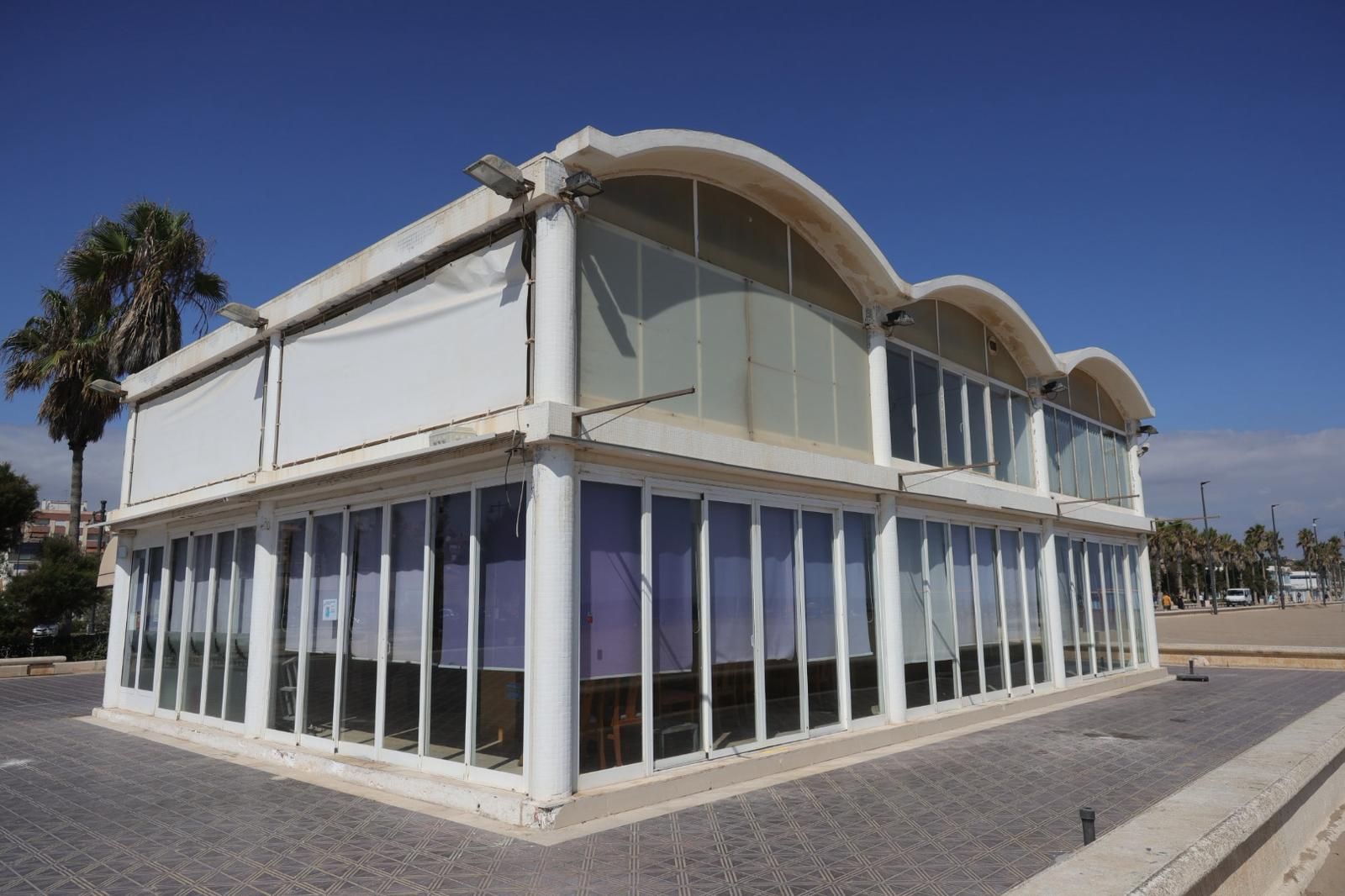 Los chiringuitos de la Malvarrosa se preparan para el derribo