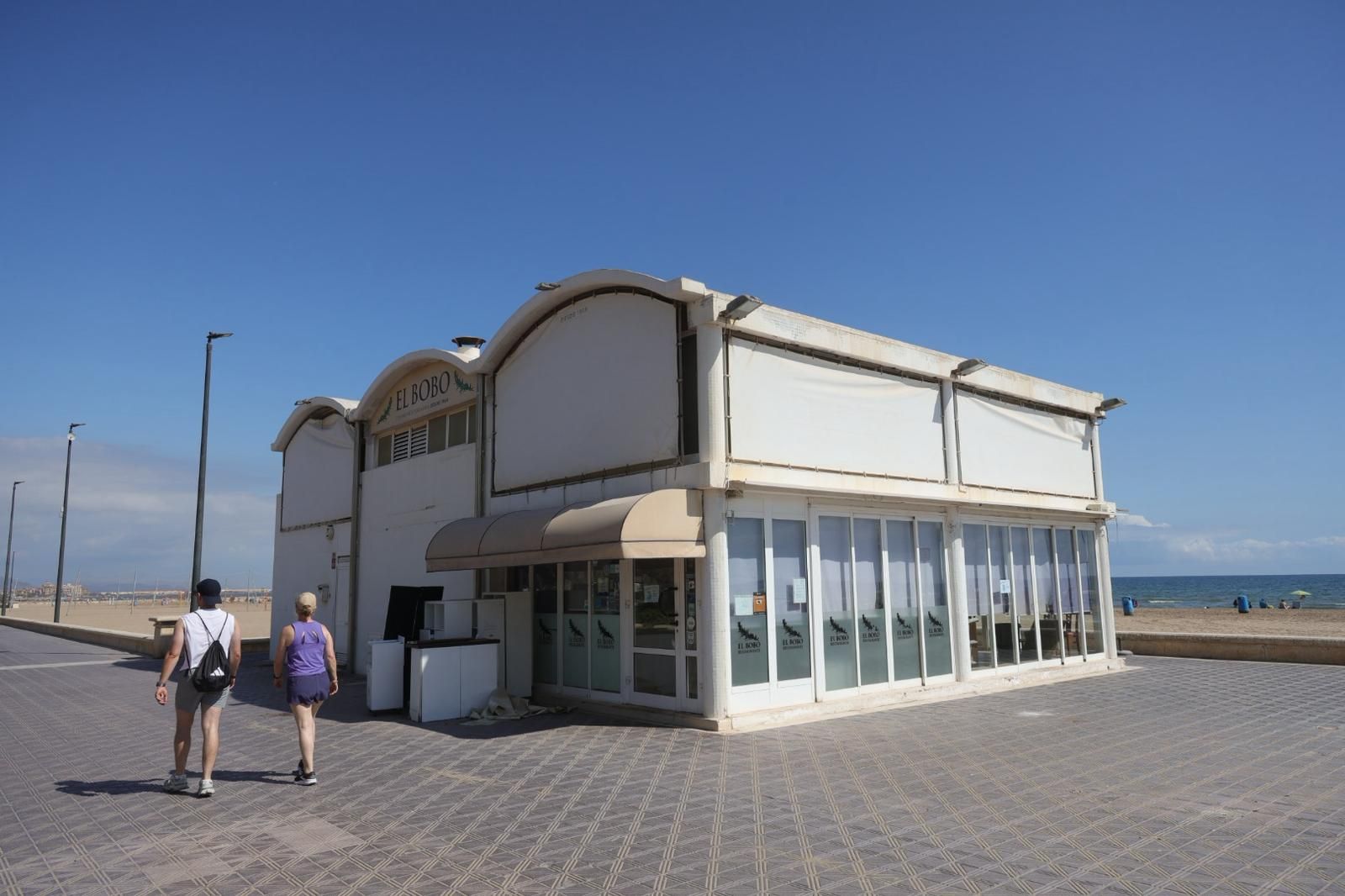 Los chiringuitos de la Malvarrosa se preparan para el derribo