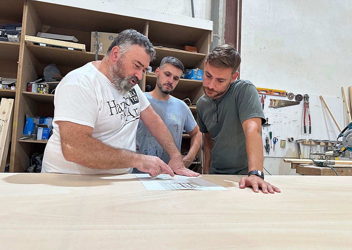 Imagen secundaria 1 - Preparación del decorado de la gala, en el taller de Llongo.