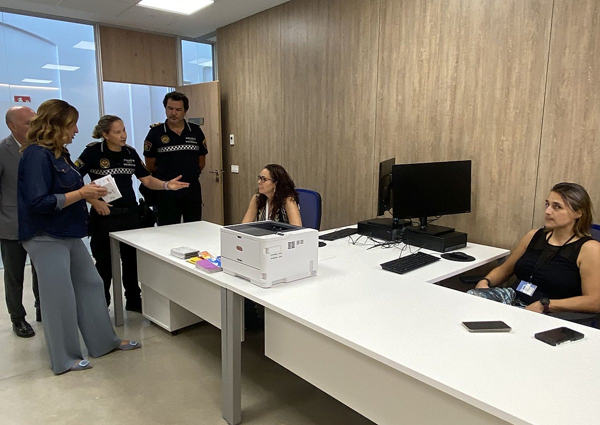 Imagen secundaria 1 - Visita de Catalá a las nuevas instalaciones de la unidad GAMA.