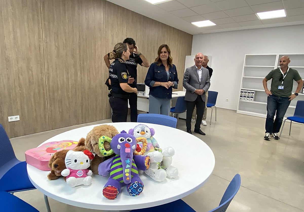 Visita de la alcaldesa de Valencia, María José Catalá al centro integral para la prevención de la violencia de género del grupo Gama.