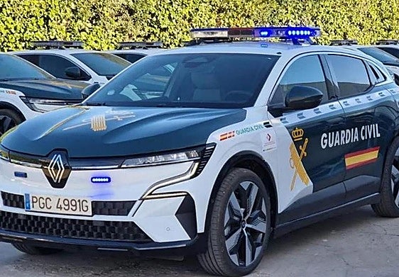 La Guardia Civil rescata a un perro abandonado y lleno de excrementos en Albocàsser