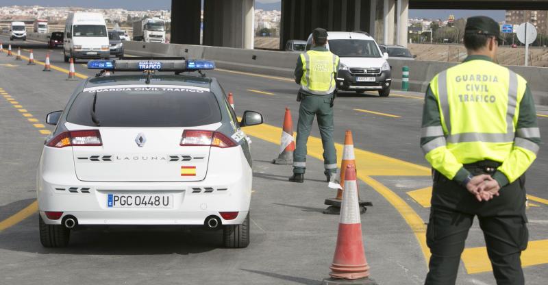 Guardia Civil de Tráfico en un control en la V-30.