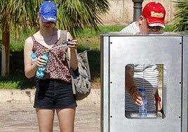 Turistas buscan las fuentes de Valencia como remedio al sofocante calor.