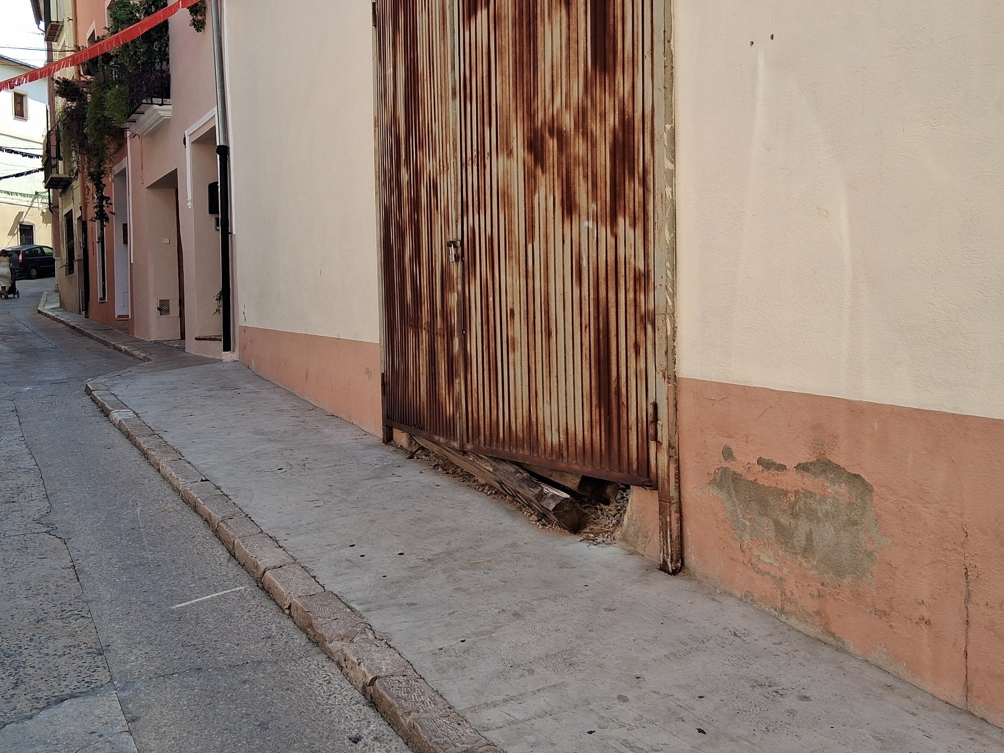 Imagen principal - Arriba, la puerta del Palau por donde intentaron entrar, ahora con vigas para cerrar el hueco. Abajo, varias casas precintadas por la Policía y tapiadas para evitar la ocupación.