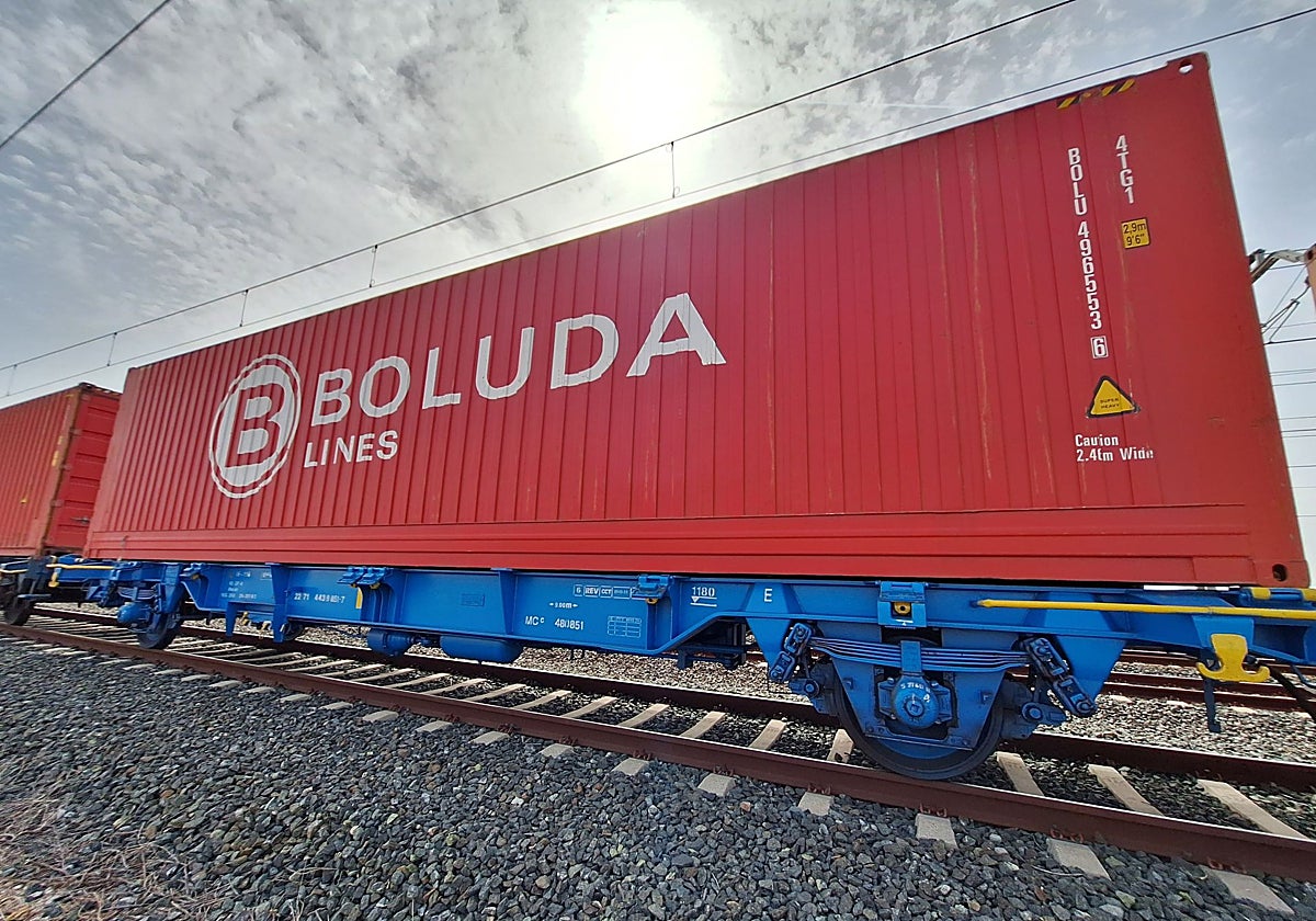 Contenedor de Boluda trasladado por vía ferroviaria.