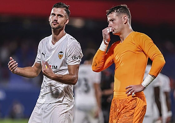 Julen Agirrezabala (derecha), junto a José Copete, tras la derrota ante el Barça por 6-0.