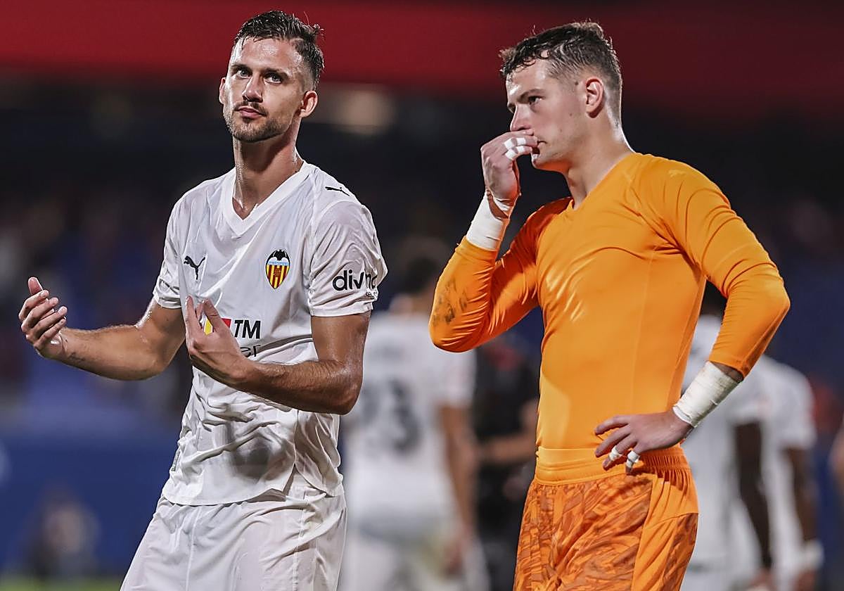 Julen Agirrezabala (derecha), junto a José Copete, tras la derrota ante el Barça por 6-0.