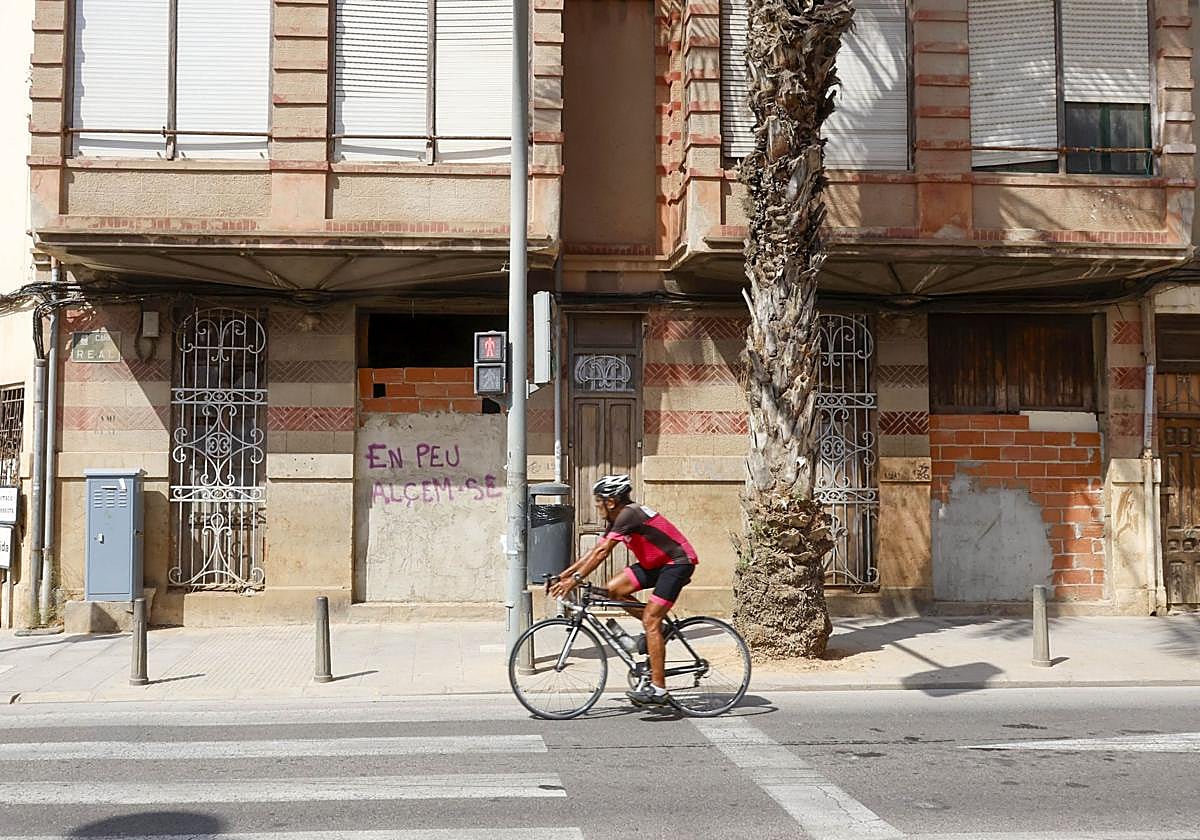 Un ciclista pasa por la avenida Padre Carlos Ferris, una de las zonas castigadas de Albal.