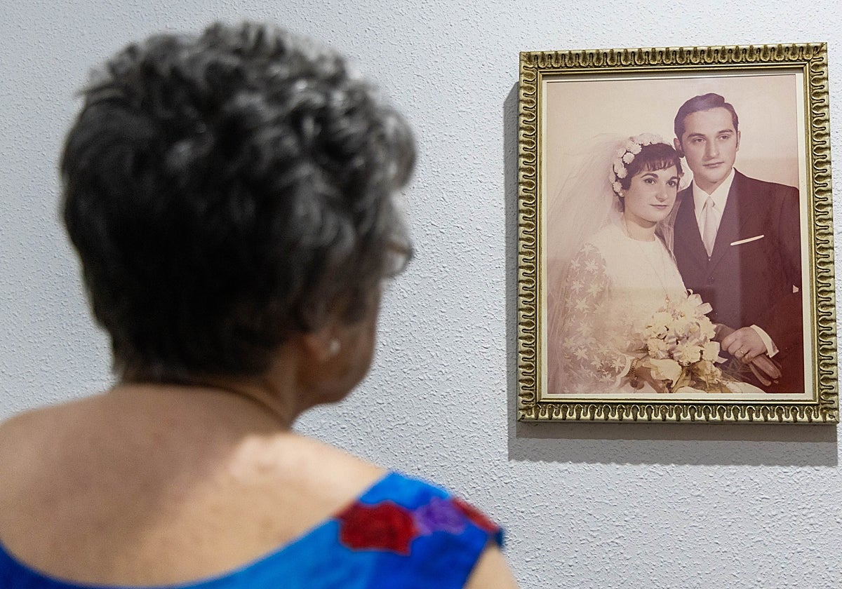 Paquita mira la foto de bodas, con su esposo Vicente, en su hogar de Albal.