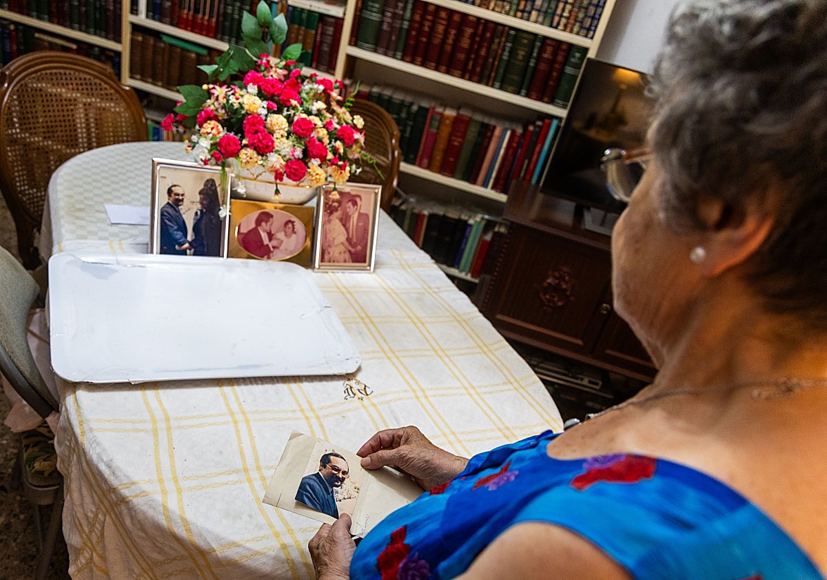 Imagen principal - Vicente, Paquita no te olvida: la esquela que se publica cada 13 de septiembre, 24 años después