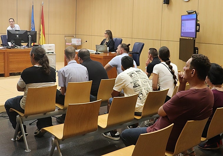 Los acusados de traficar con droga en un club de cannabis con locales en Buñol y Requena.