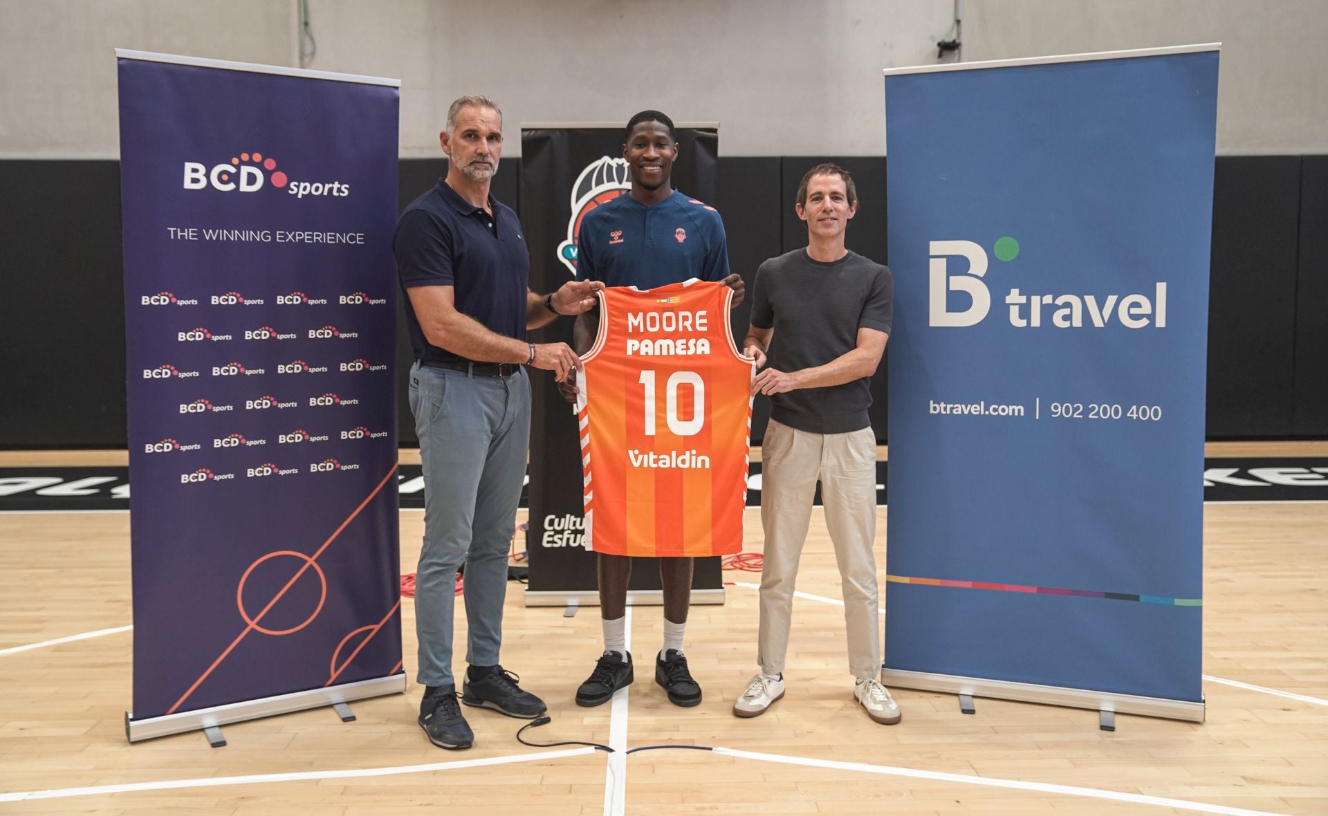 Omari Moore, durante su presentación.