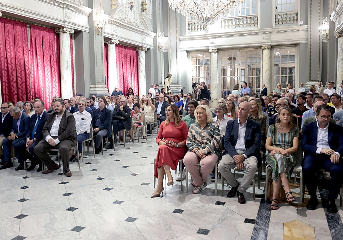 Asistentes al acto de presentación del plan de suministros de agua ante crisis del Ayuntamiento de Valencia.