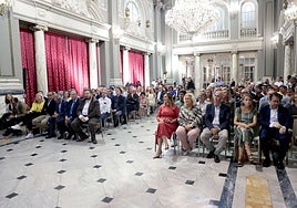 Asistentes al acto de presentación del plan de suministros de agua ante crisis del Ayuntamiento de Valencia.