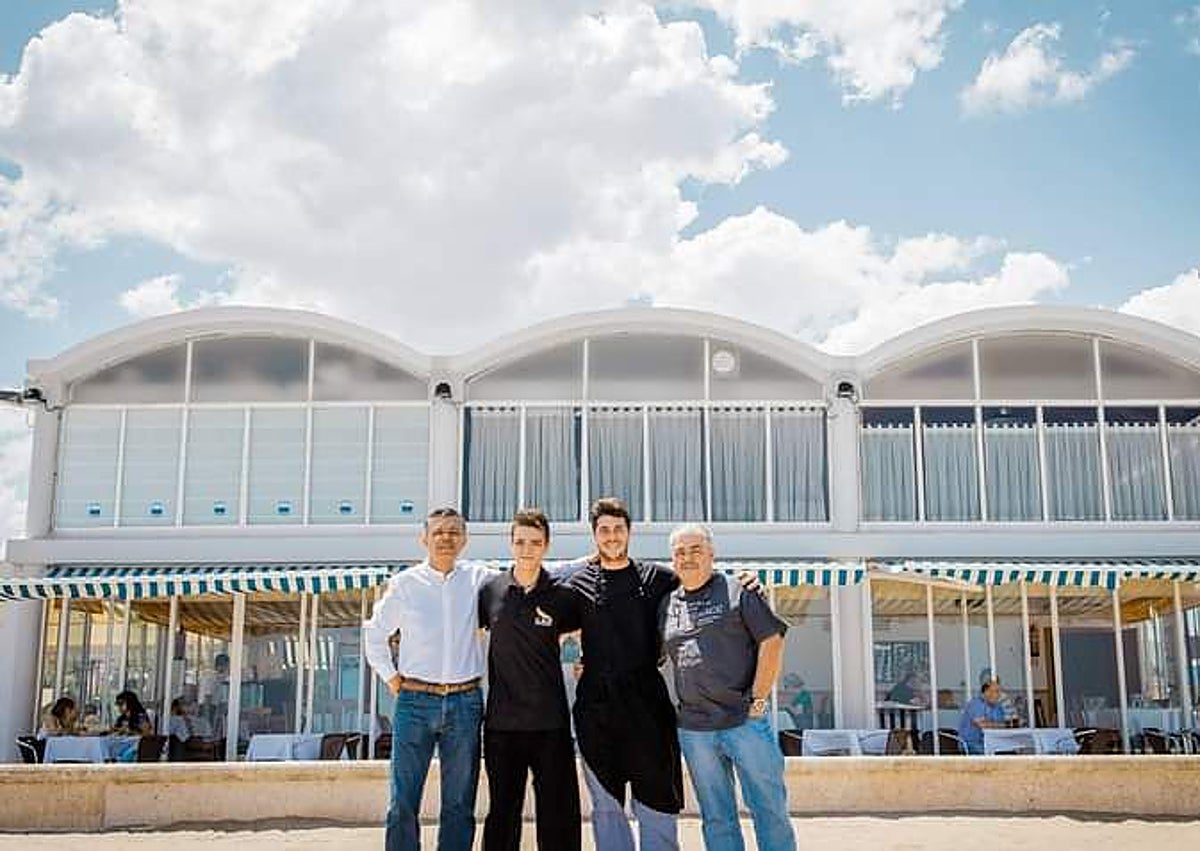 Imagen secundaria 1 - Local de El Bobo cuando estaba el merendero en la arena, saga familiar y foto antigua.