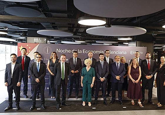 El presidente del Consell, Carlos Mazón; el ministro de Economía, Carlos Cuerpo; el presidente de la Cámara de Comercio de Valencia, José Vicente Morata; y la alcaldesa de Valencia, María José Catalá (3i segunda fila), entre otras autoridades, a su llegada a la celebración de la Noche de la Economía valenciana, este miércoles en el auditorio Roig Arena.