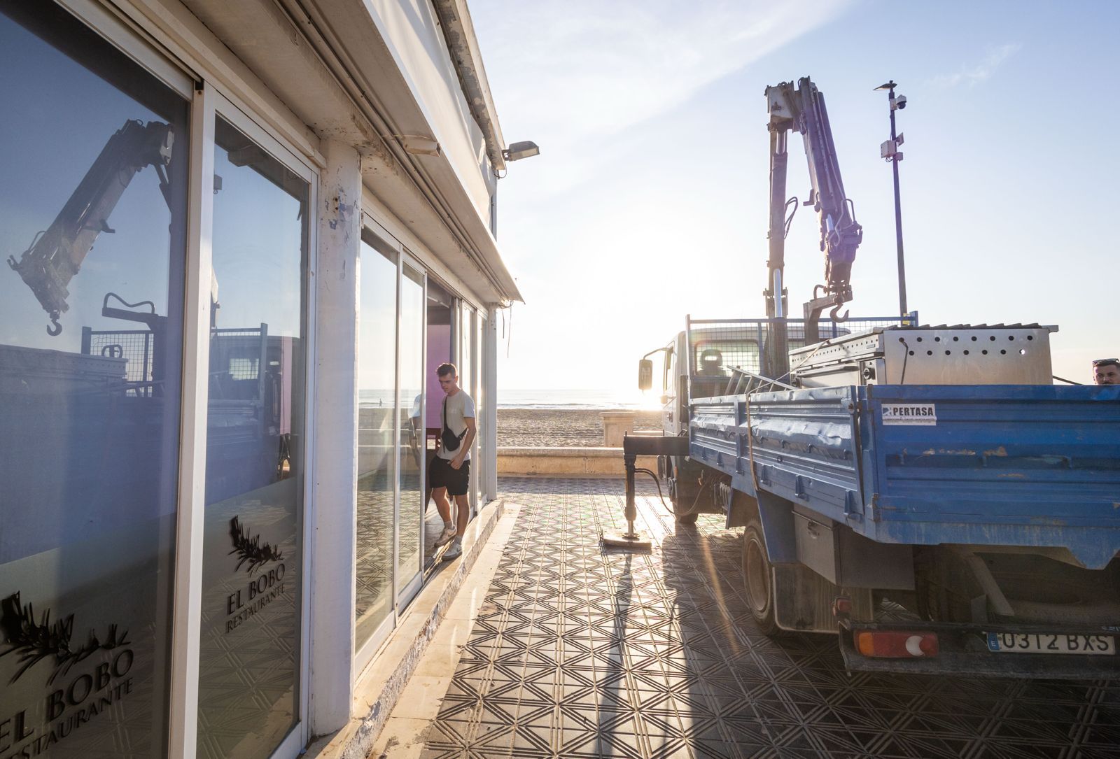 Los chiringuitos de la Malvarrosa se preparan para el derribo