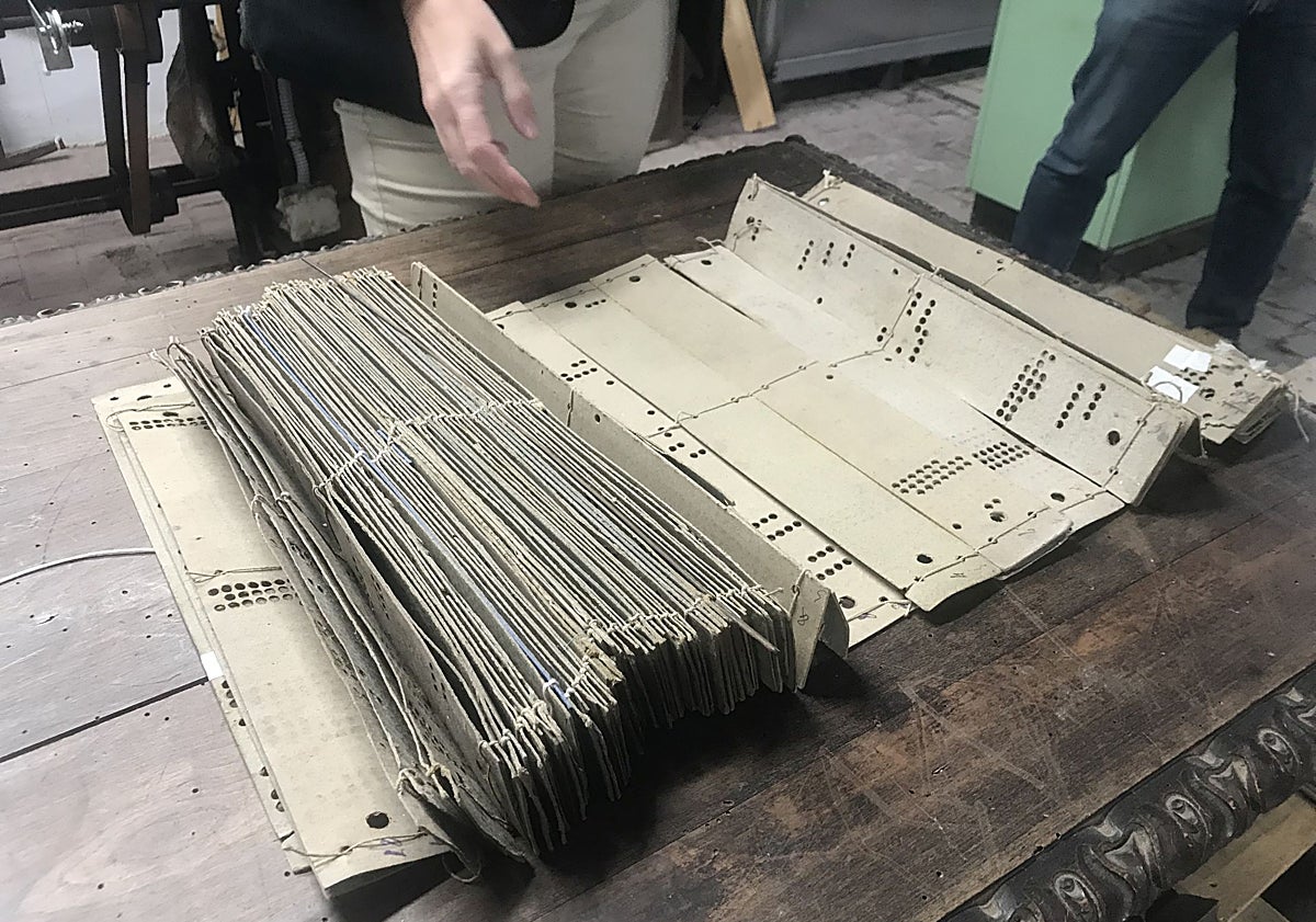 Imagen principal - Tarjetas Jacquard que sirven de base para tejer los dibujos de los espolines.