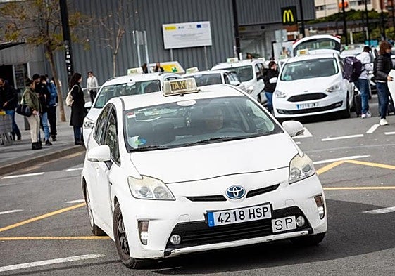 Turistas esperan taxis en la estacion del AVE Joaquin Sorolla de Valencia.