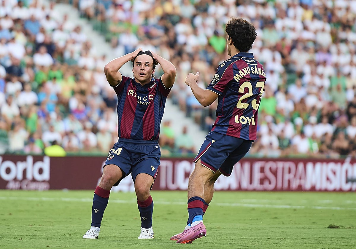 Carlos Álvarez se lleva las manos a la cabeza tras una ocasión fallada.