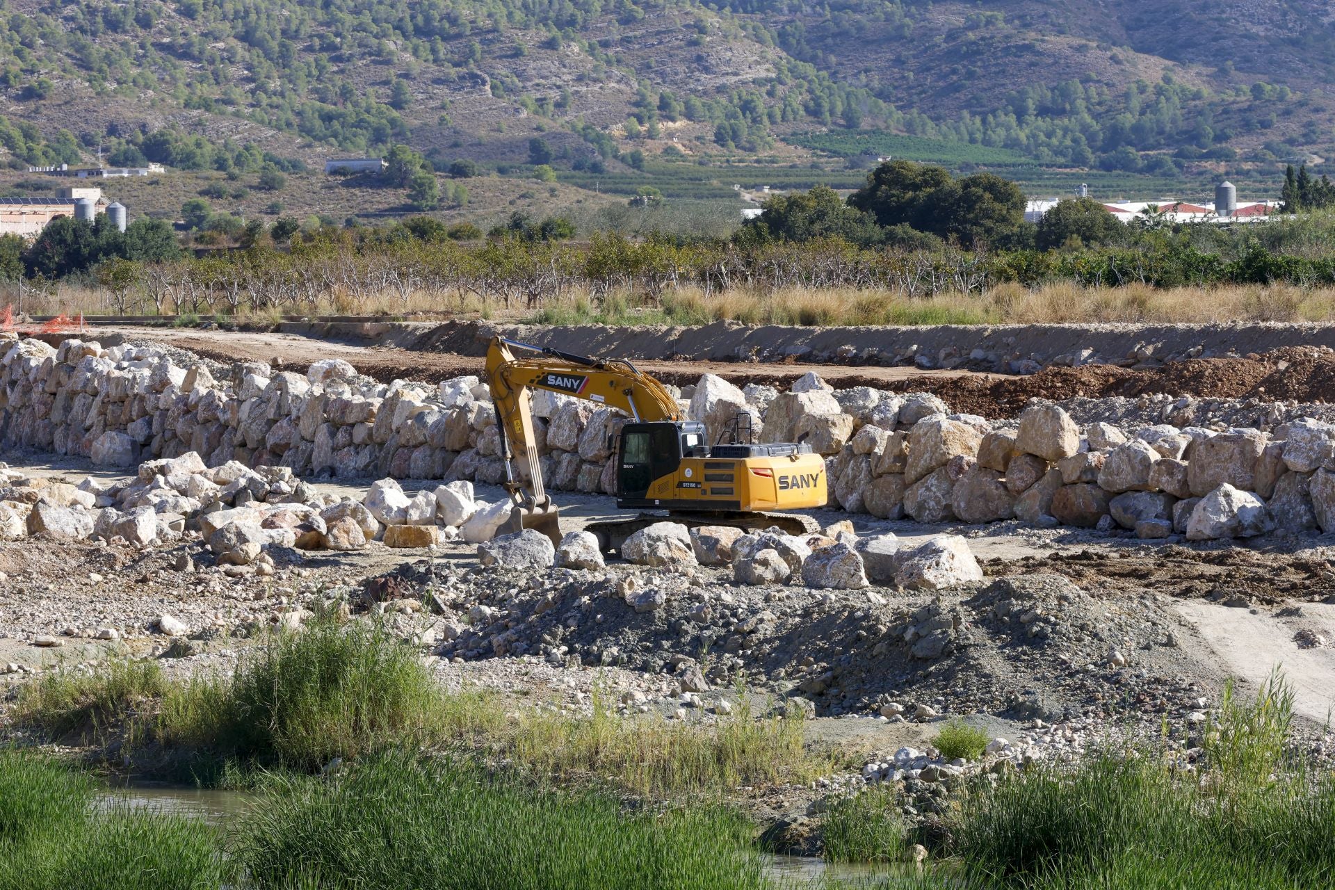 Maquinaria trabajando en el río Magro.