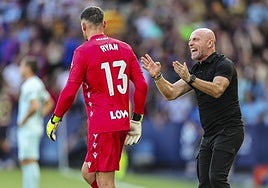 Julián Calero da indicaciones a Mathew Ryan.