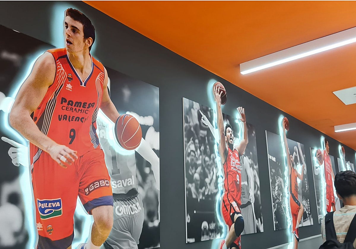 Detalle del pasillo del Roig Arena donde está situado el Hall of Fame del Valencia Basket.