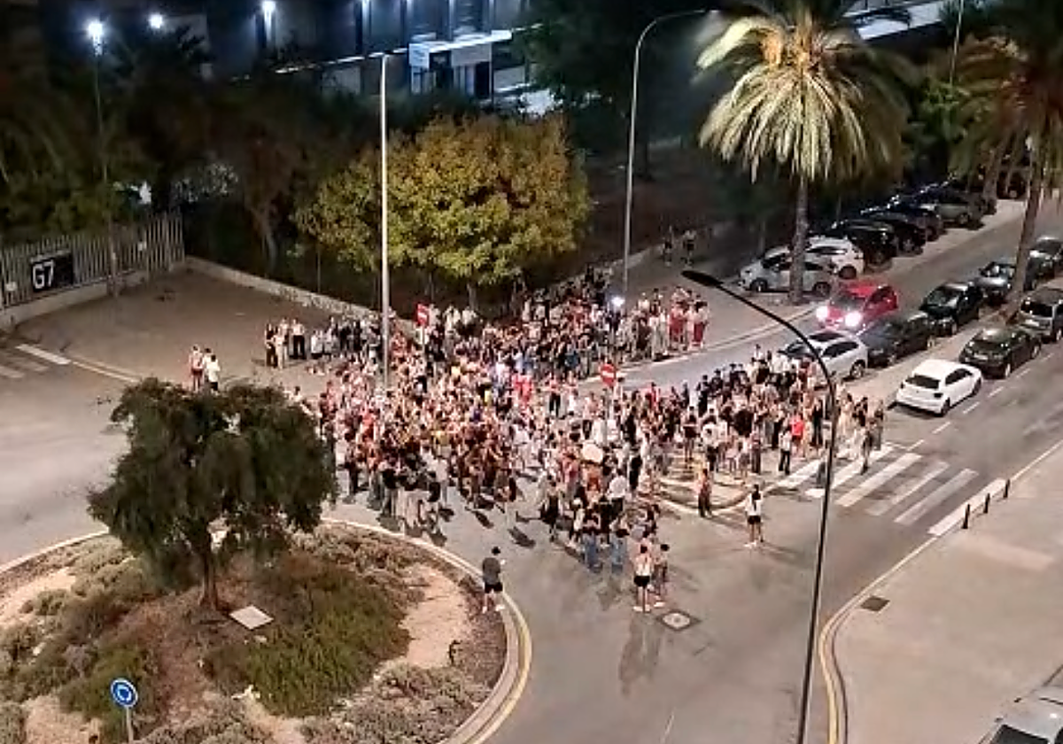 Cientos de estudiantes, en la calle Serpis este jueves de madrugada.
