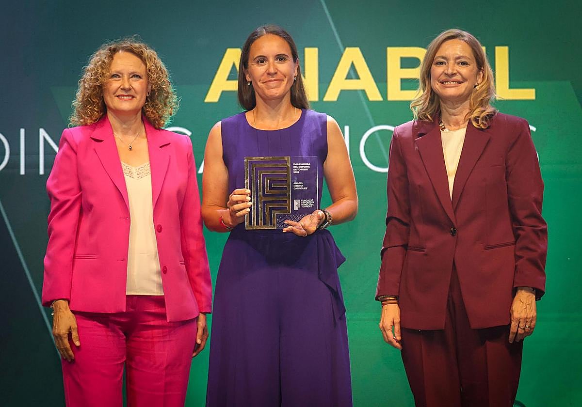 Anabel Medina recoge el galardón en la gala celebrada en Torrent.