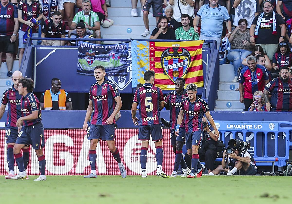 Etta Eyong celebra su primer gol con la camiseta del Levante UD.