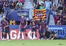 Etta Eyong celebra su primer gol con la camiseta del Levante UD.